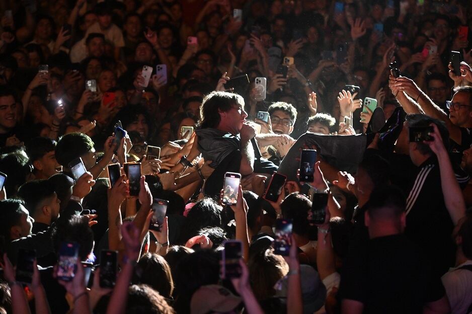 Joaquín Levinton, líder de Turf, es llevado en andas por el público mendocino durante su presentación en la Fiesta de la Cerveza