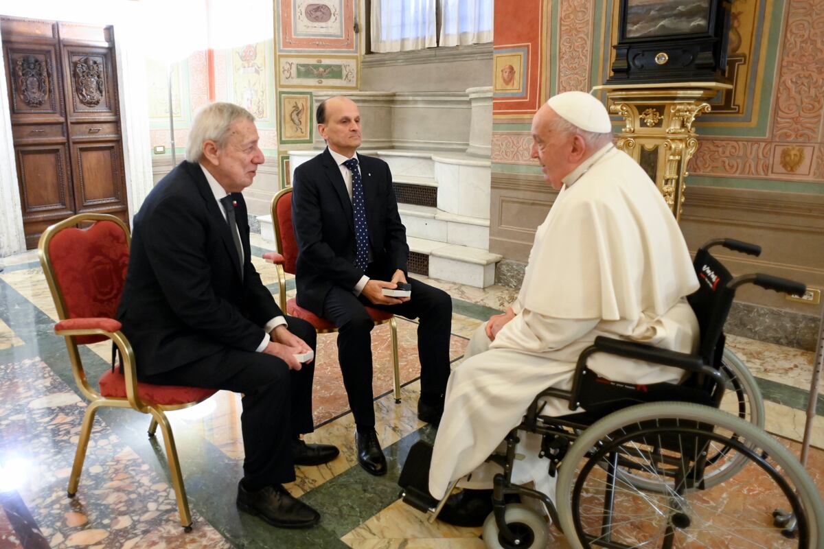 El papa Francisco conversa con el embajador de Argentina ante la Santa Sede, Pablo Beltramino (c) y el canciller chileno, Alberto van Klaveren (i) antes de presidir este lunes una ceremonia por el 40° aniversario del Tratado de Paz y Amistad entre Argentina y Chile por la disputa del canal de Beagle (EFE)