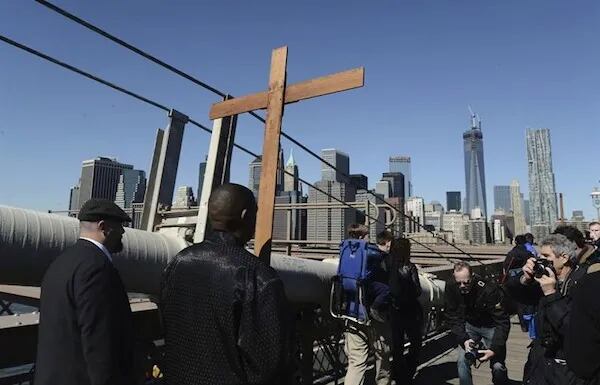 Via Crucis en el Puente de Brooklyn.