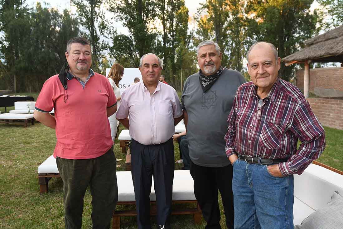 Agasajo día del canillita
En el parque de la planta impresora,Diario Los Andes agasajó a los canillitas en su día.
Omar Rey Cruz, Guillermo Caceres, Sergio Tripi, Osvaldo Pereyra