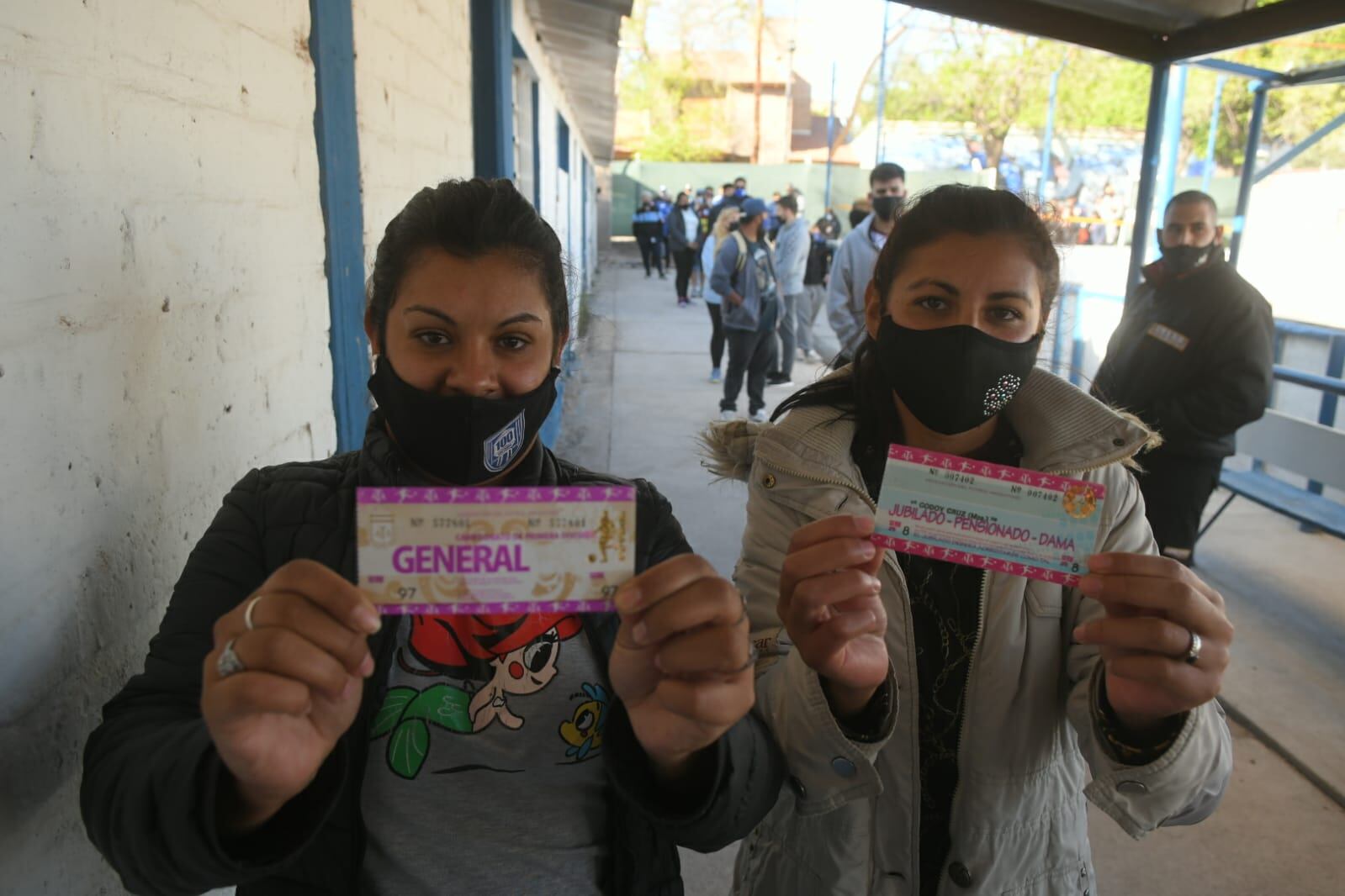 Julieta y Sol las primeras hinchas en tener su entrada. / Ignacio Blanco 