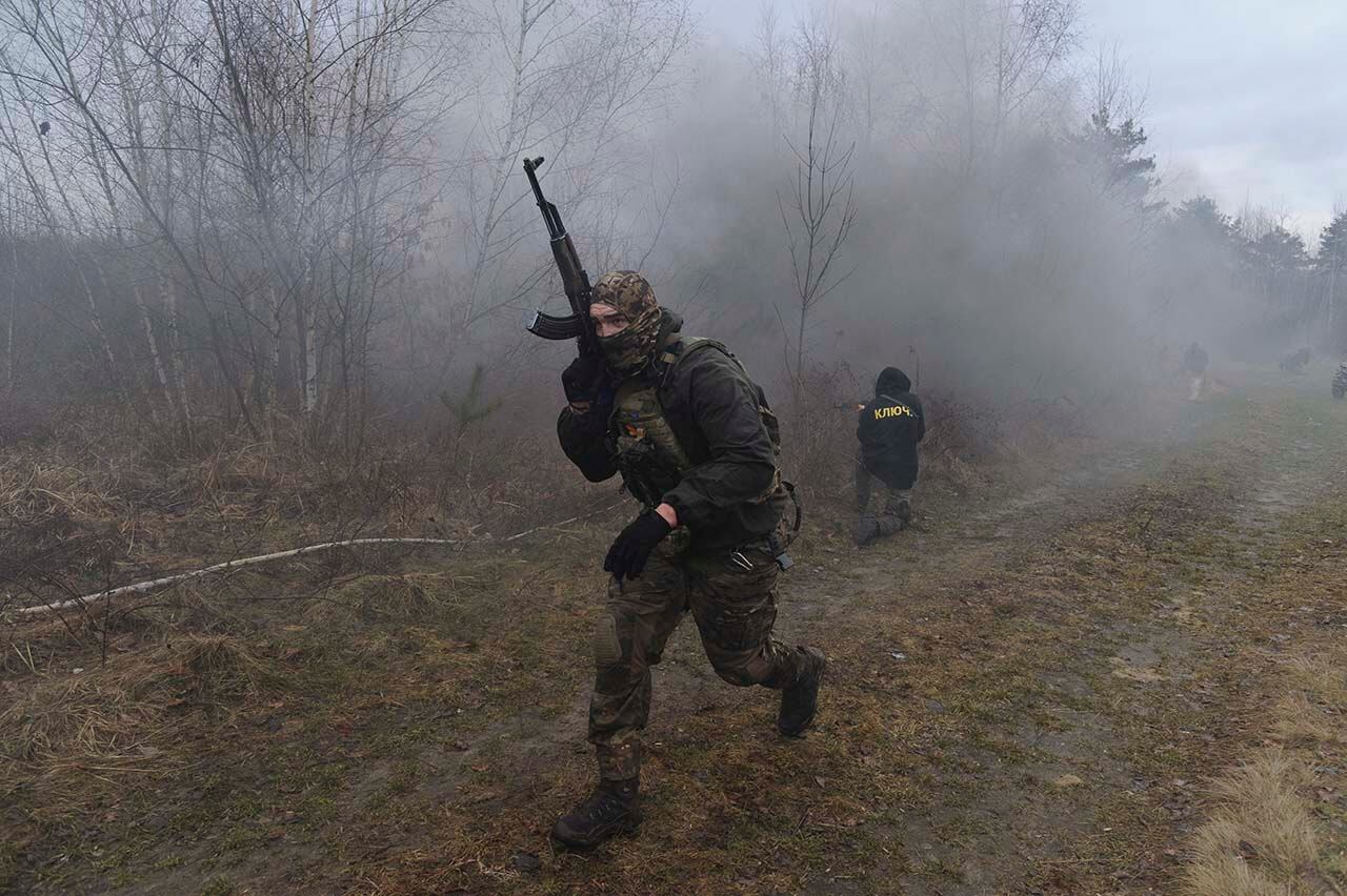 Ucranianos asisten a un entrenamiento táctico y evacuación de heridos durante un entrenamiento militar. Foto: EFE