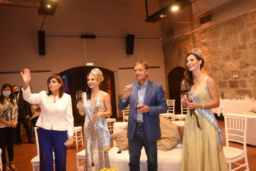 La ministra de Turismo, Mariana Juri, y las soberanas Mayra Tous y Eugenia Serrani acompañaron al Gobernador en La Enoteca - 