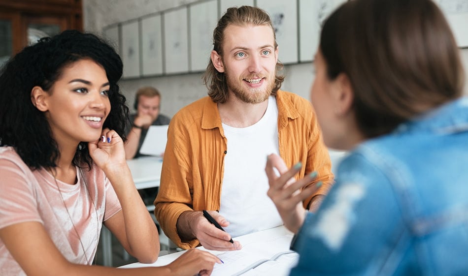 Aprender a hacer pedidos efectivos, coordinar acciones y que el resultado sea lo esperado y en el tiempo planificado, aprender a escuchar, lo cual incluye muchísimas cosas, no solo las palabras, sino todo lo que tiene que ver con lo no verbal, con lo que no se dice.