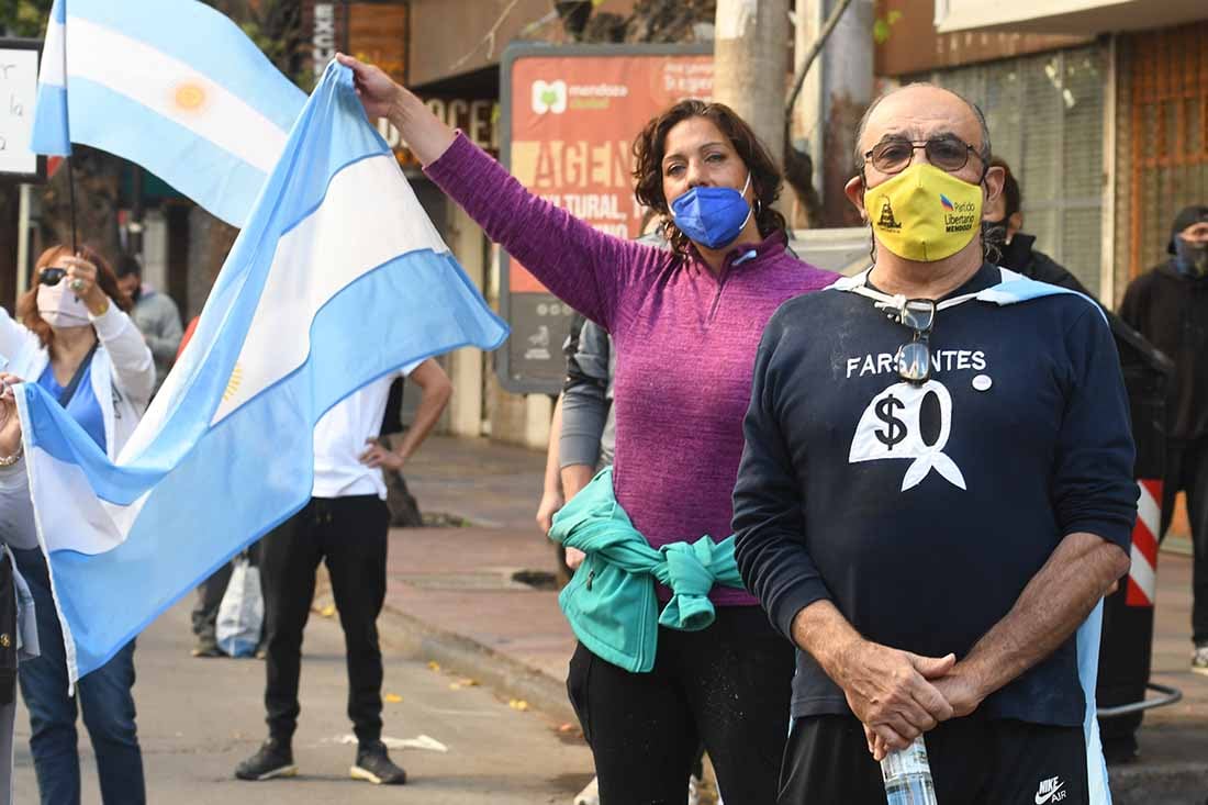 Mendocinos se manifestaron contra las nuevas restricciones del Gobierno nacional en pandemia