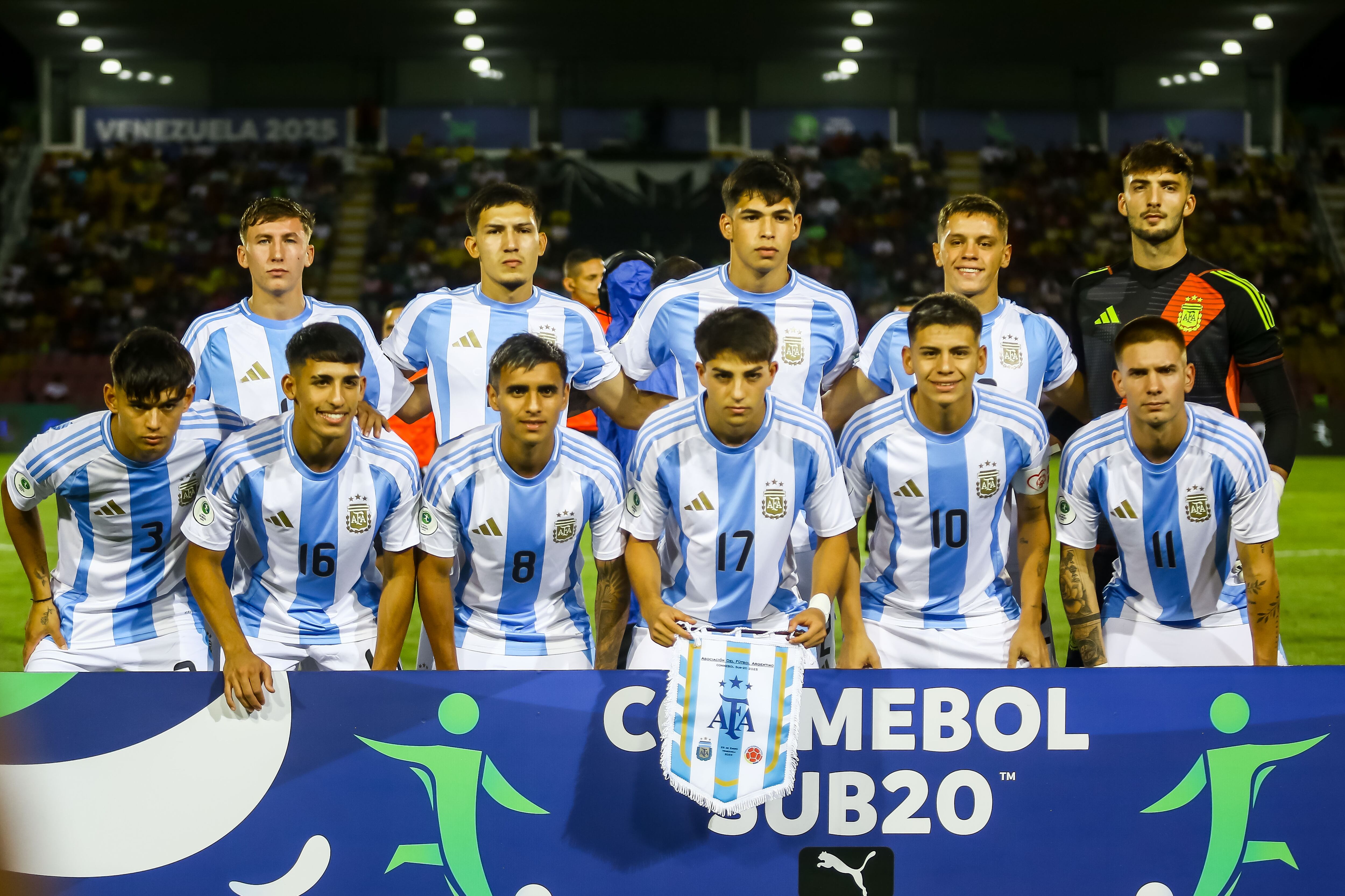 AME4278. VALENCIA (VENEZUELA), 26/01/2025.- Jugadores de Argentina forman este domingo, previo a un partido del grupo B del Campeonato Sudamericano sub-20 entre las selecciones de Colombia y Argentina en el estadio Polideportivo Misael Delgado en Valencia (Venezuela). EFE/ Juan Carlos Hernández
