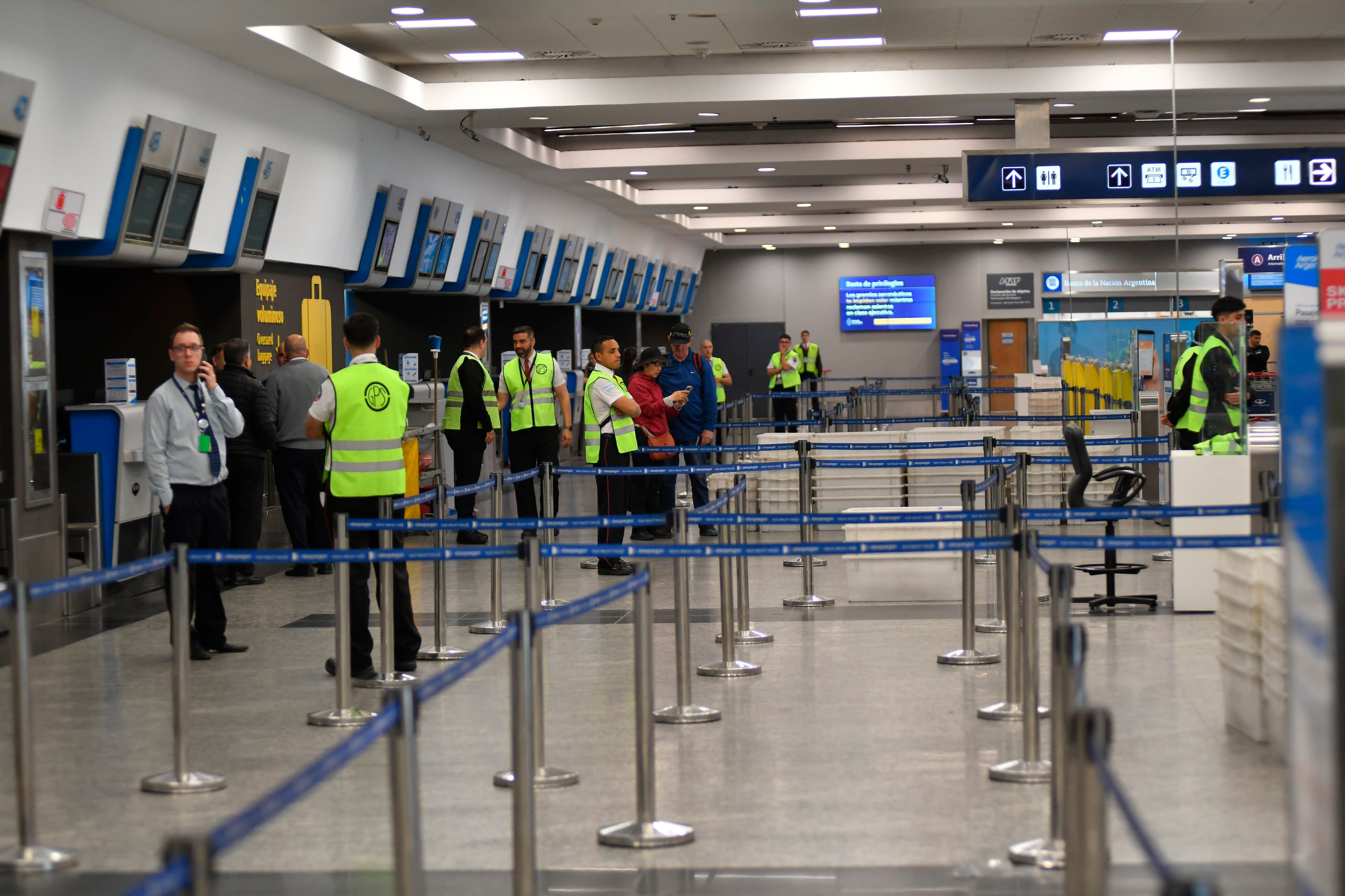 El paro por 24 horas dispuesto desde el mediodía de este viernes por los gremios de pilotos y tripulantes de cabina por demandas salariales afectó a más de 37 mil pasajeros debido a la cancelación de más de 300 vuelos de Aerolíneas Argentinas. Foto: Juan Vargas / NA