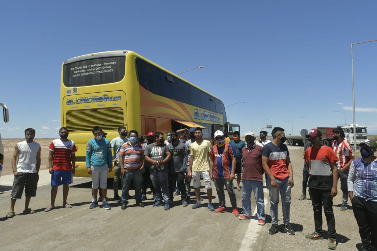 Llevan más de 24 horas esperando para ingresar a la provincia. No hay servicios - Orlando Pelichotti