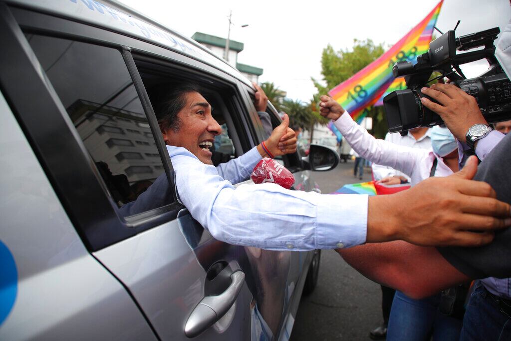 Yaku Pérez, el candidato del partido Pachakutik a la presidencia de Ecuador, hace un gesto con el pulgar desde un auto luego de una conferencia de prensa en el exterior del Consejo Nacional Electoral, tras reunirse con observadores de la Organización de Estados Americanos, en Quito, Ecuador