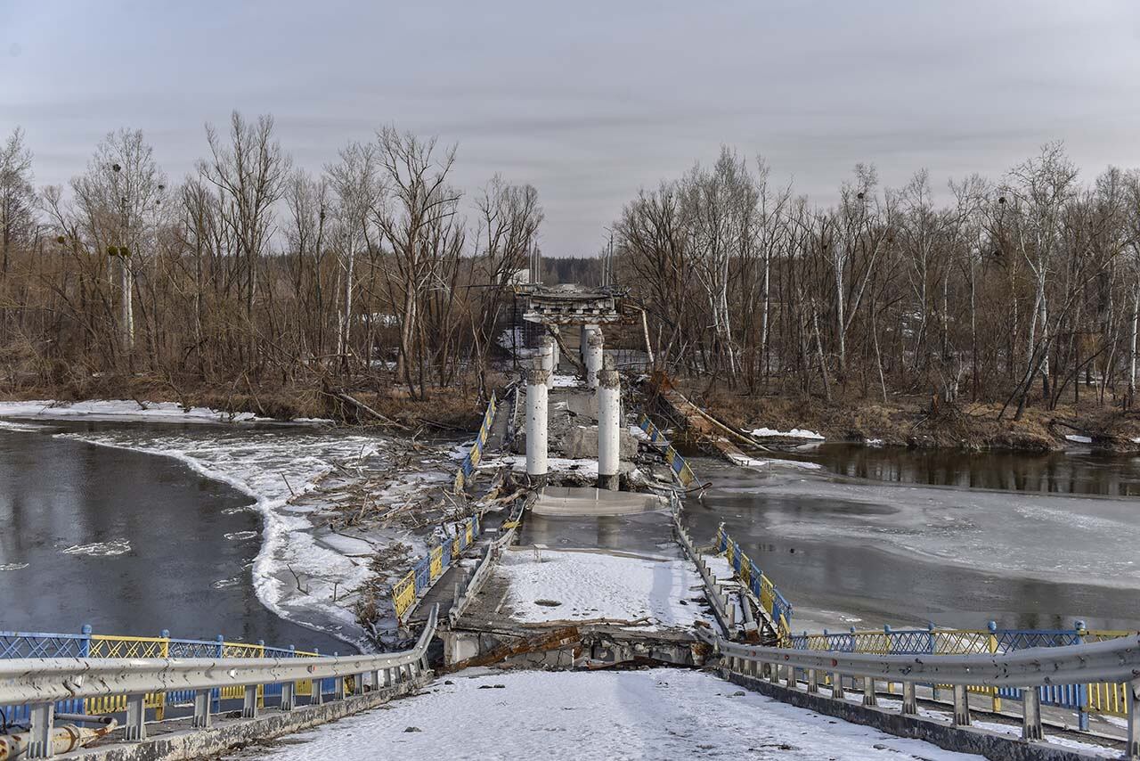 Un puente destruido sobre el río Siversky Donets en la región de Donetsk, este de Ucrania. Se cumple un año de la invasión rusa. Foto: EFE