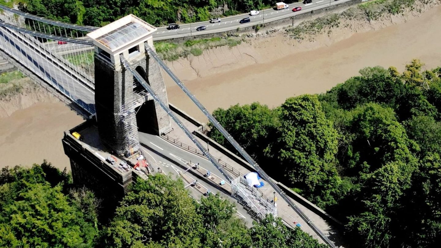 Las valijas fueron abandonadas en el puente Clifton de Bristol. Foto: The Mirror.