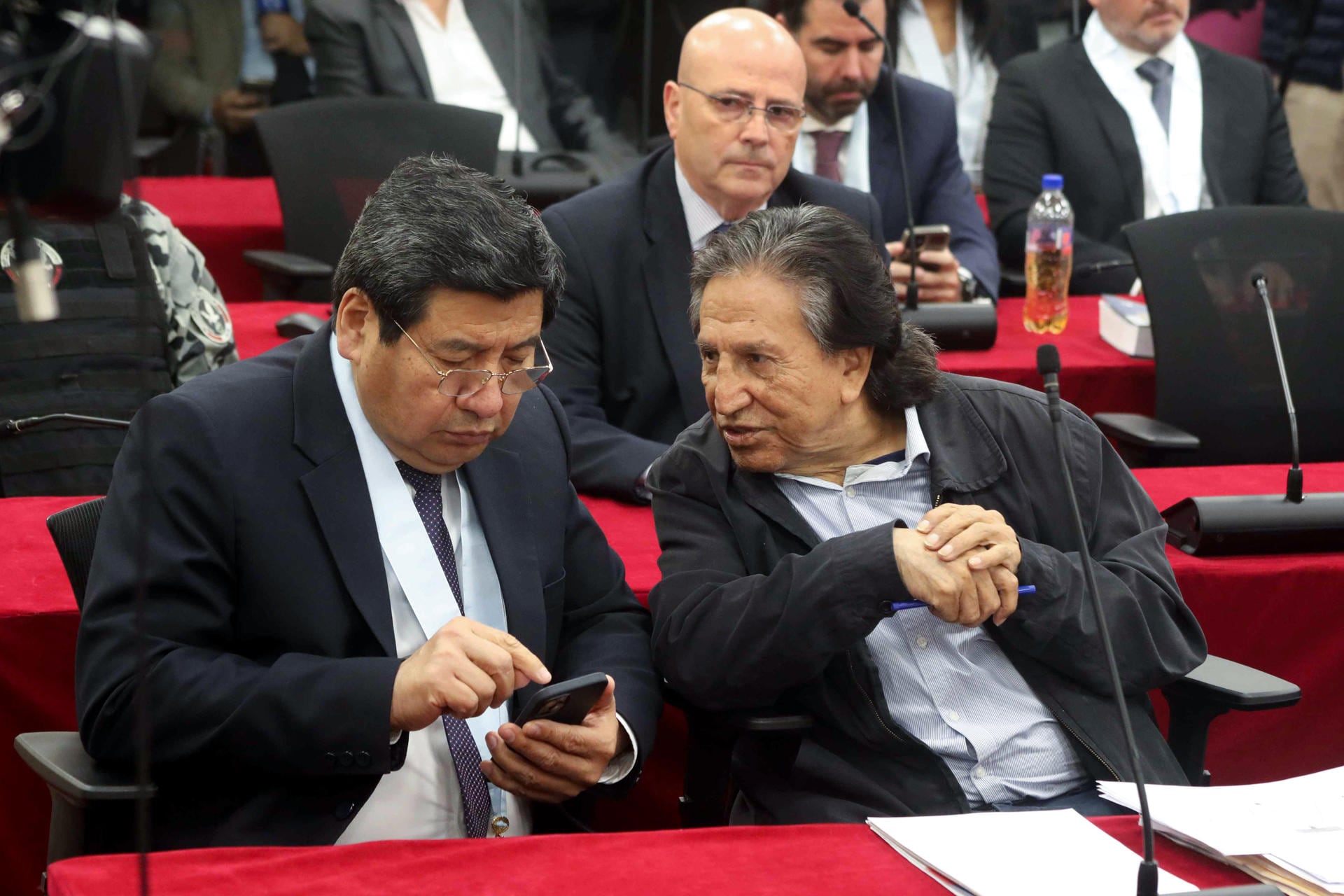 El expresidente Alejandro Toledo, asiste a la lectura de su sentencia este lunes, en Lima (Perú). La Fiscalía pide 20 años y 6 meses de cárcel para Toledo, por presuntamente haber pedido un soborno de 35 millones de dólares a la empresa brasileña Odebrecht. Foto: EFE / 
 Poder Judicial