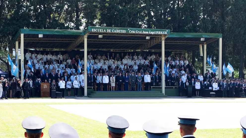 Javier Milei y Victoria Villarruel se mostraron juntos en la ceremonia de premiación de la Escuela de Cadetes "Comisario General Juan Ángel Pirker" de la Policía Federal.