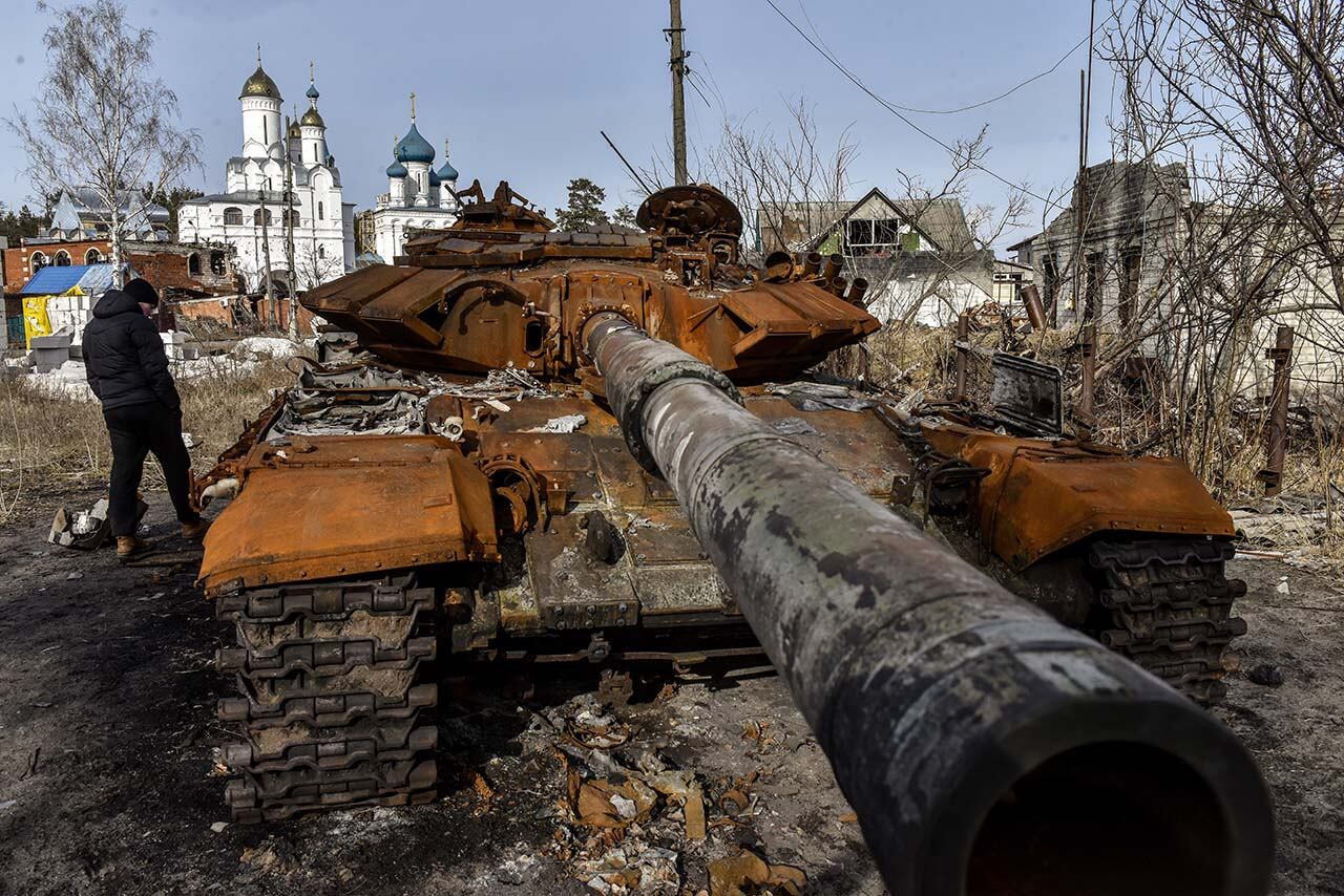 Un hombre pasa junto a un tanque ruso destruido en Sviatohirsk, región de Donetsk. Foto: EFE