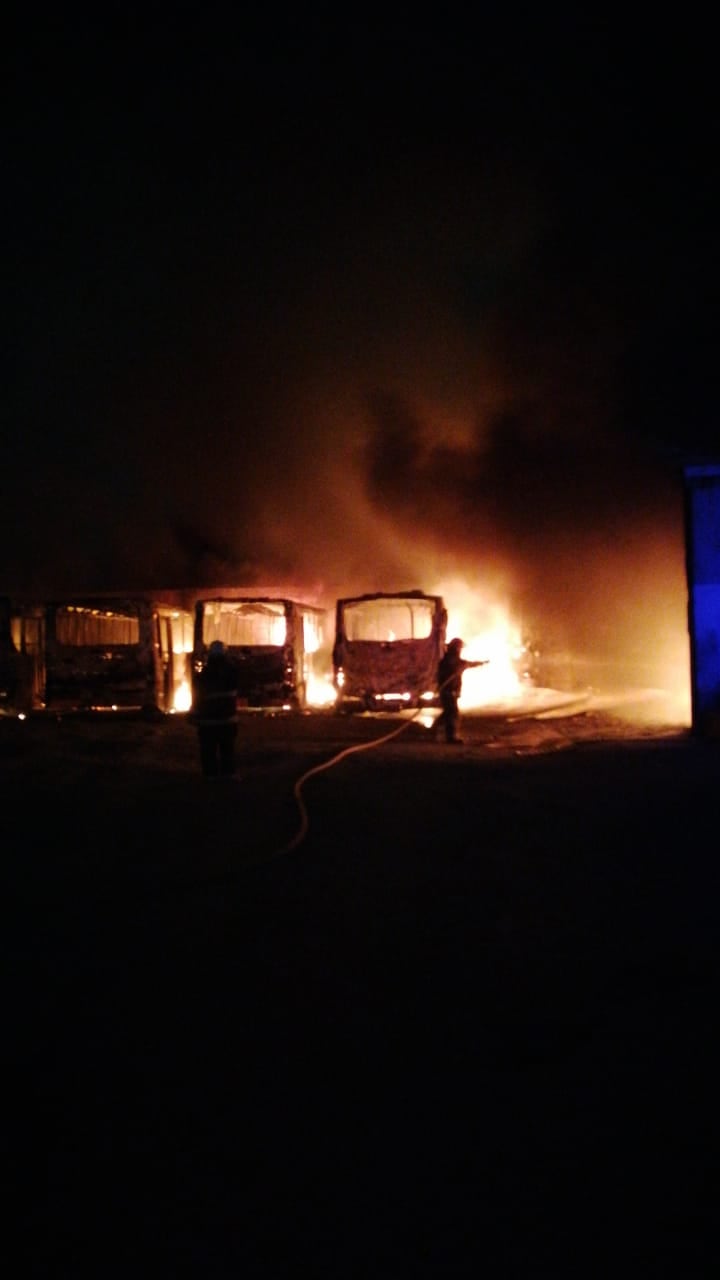 Las llamas fueron controladas por varias dotaciones de bomberos que trabajaron en el lugar.