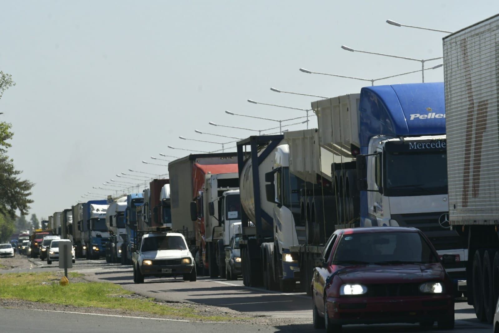 El domingo más de 700 camiones lograron cruzar a Chile, pero las demoras persisten y estiman que tomará de 4 a 5 días normalizar la situación, la fila de camiones al medio día llegaba al puente de Rawson. Foto: Orlando Pelichotti / Los Andes