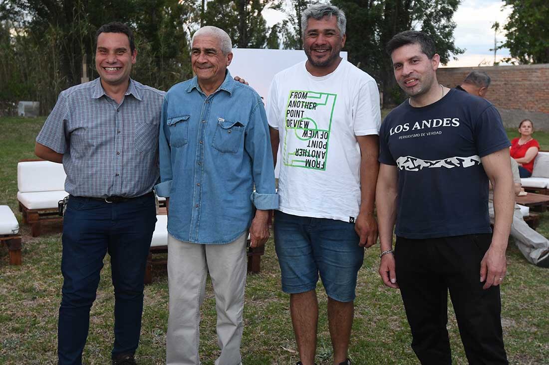 Agasajo día del canillita
En el parque de la planta impresora,Diario Los Andes agasajó a los canillitas en su día.
Gustavo Nania, Luis Olmedo, Cristian Olmedo, Carlos Ruiz.