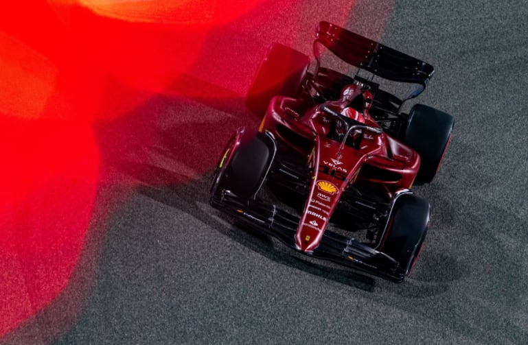 Charles Leclerc liderando en Bahrein