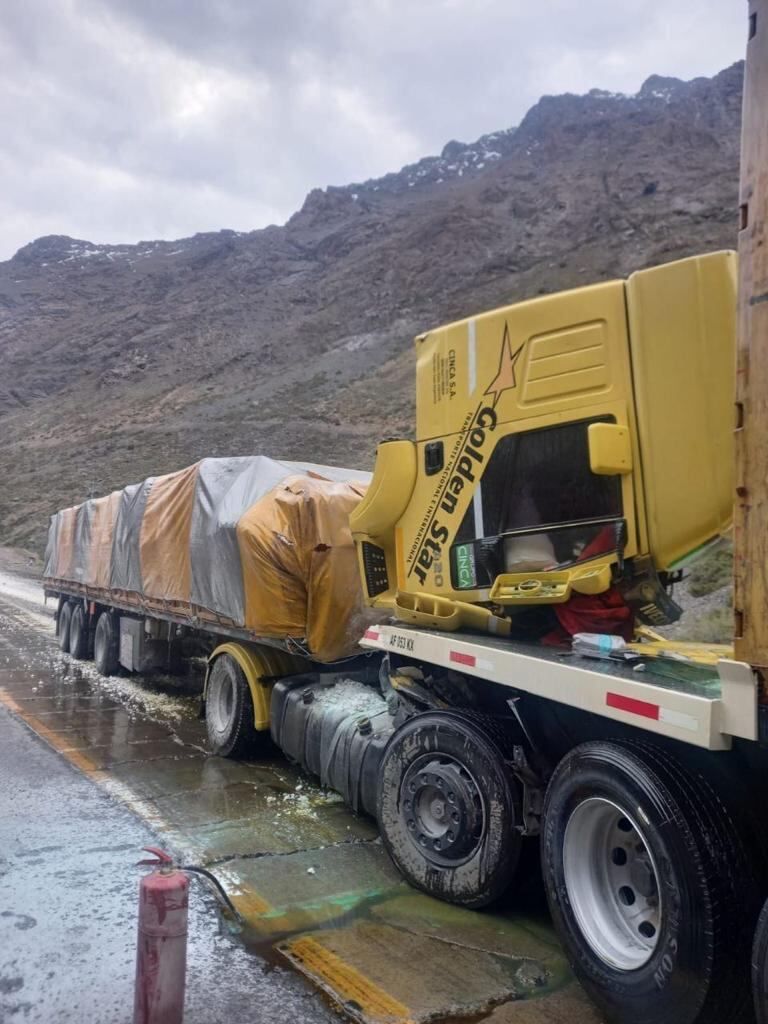 Choque de camiones en Los Caracoles. Gentileza