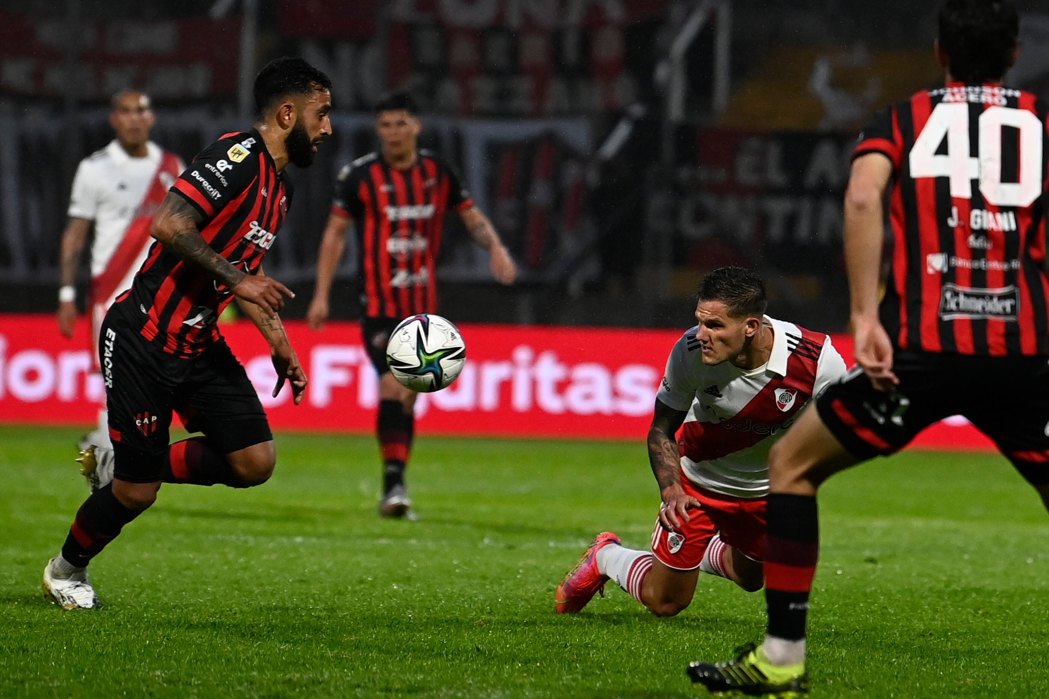 Zuculini fue héroe y villano del partido.