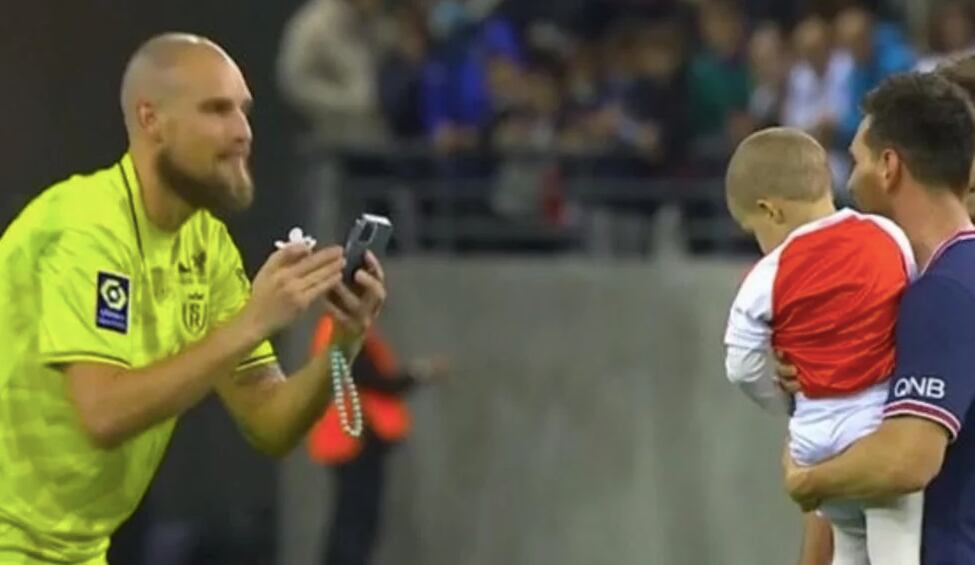 Lionel Messi, posando con el hijo del arquero del Reims después de su debut con el PSG.