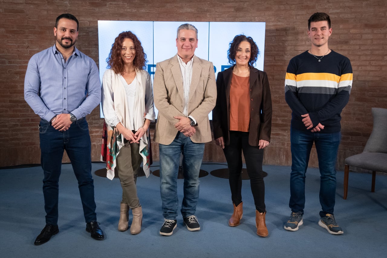 El equipo periodístico de un nuevo encuentro de Pilares. El editor de Sociedad y de Policiales, Ignacio Zavala Tello, la editora Alejandra Vargas, el editor de Sociedad, Fernando Toledo, y los periodistas de Sociedad Verónica De Vita y Gabriel Pérez Iglesias. | Foto: Ignacio Blanco / Los Andes. 