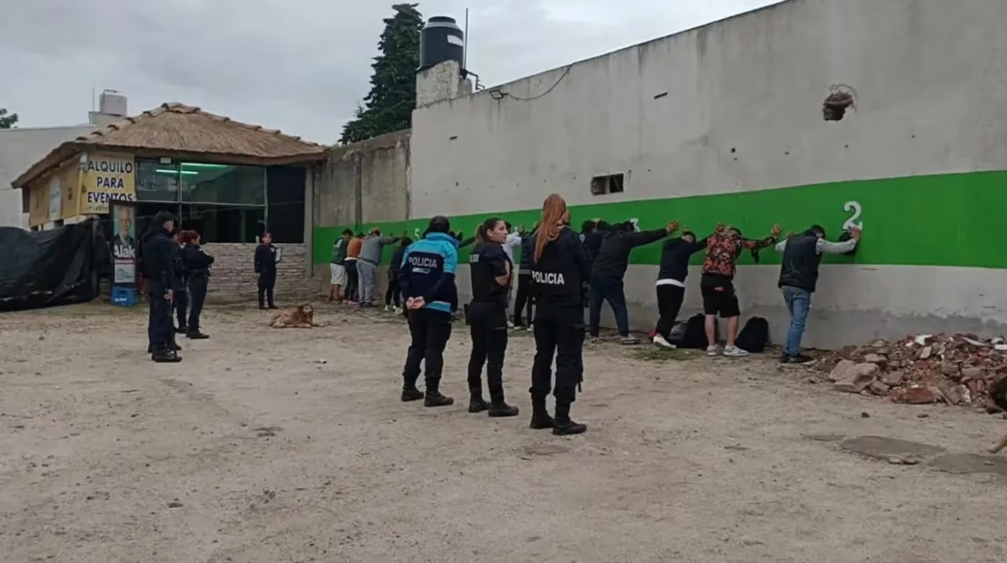 La Policía Bonaerense en el lugar donde ocurrió el brutal ataque. Gentileza: TN.