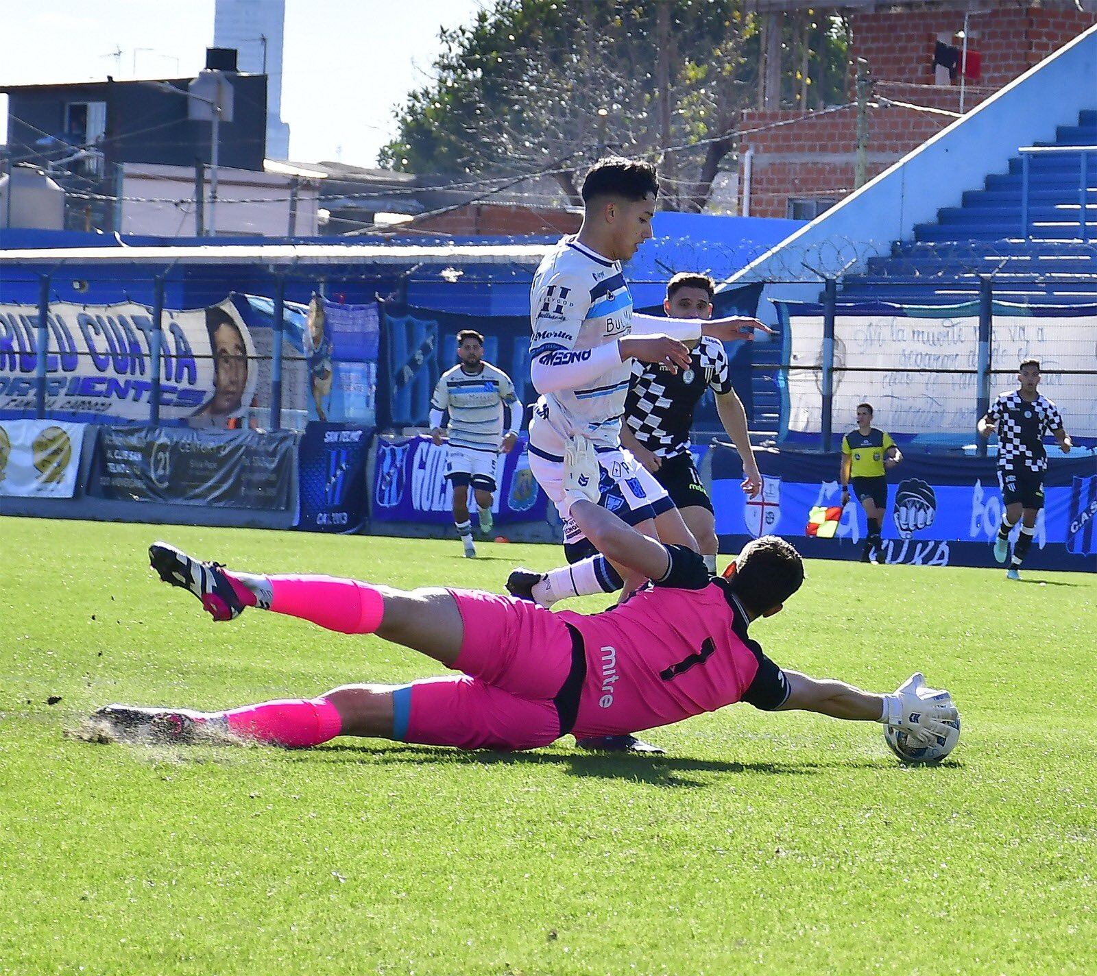 Matías Tagliamone tuvo un debut a la altura de las expectativas mensanas, tras tapar este mano a mano que pudo ser gol de San Telmo. 