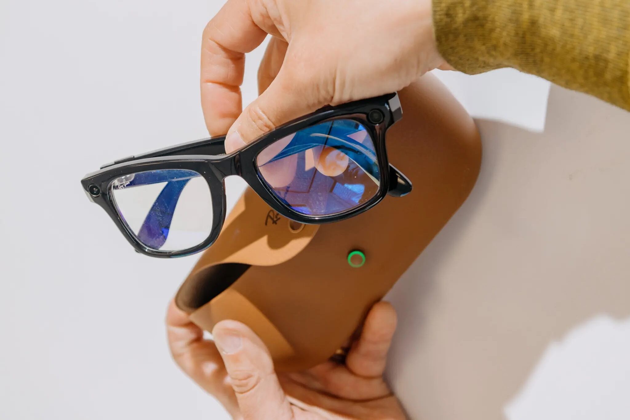 Ray-Ban Meta son anteojos smart con cámaras, parlantes y ahora suman inteligencia artificial.