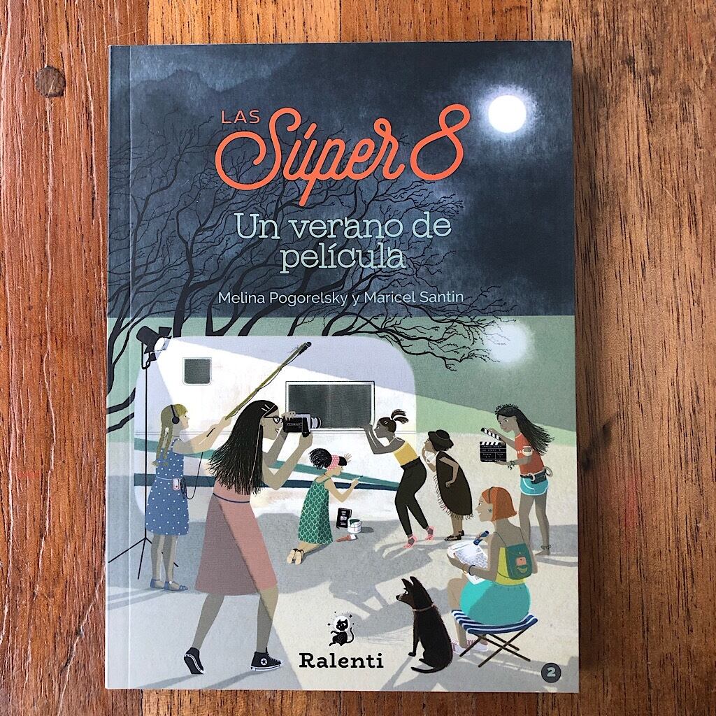 Este veraneo, las siete amigas se proponen  filmar una película de zombis en Súper 8 en el camping abandonado. ¿Lo lograrán?