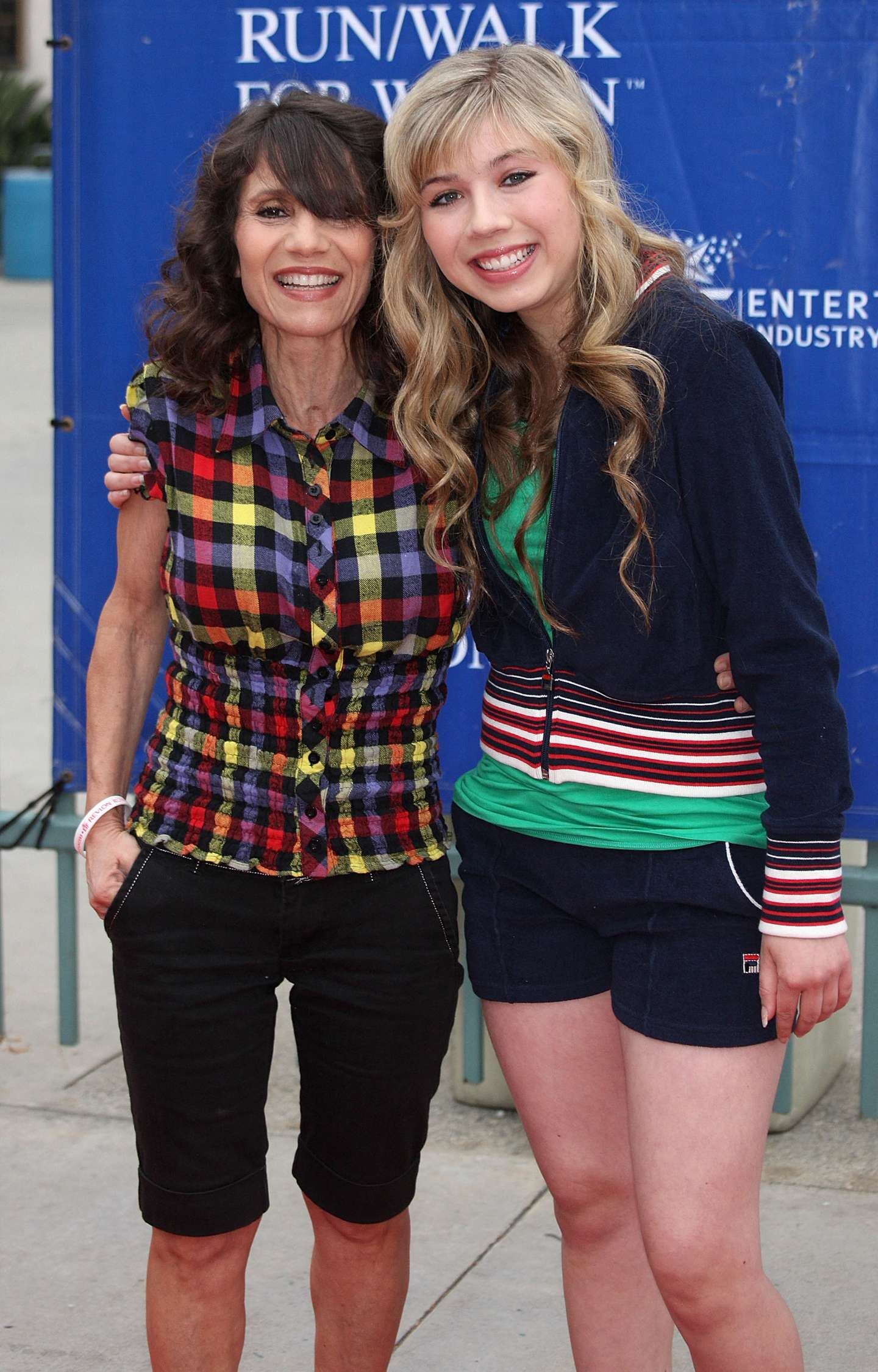 Jennette McCurdy junto a su madre Debra