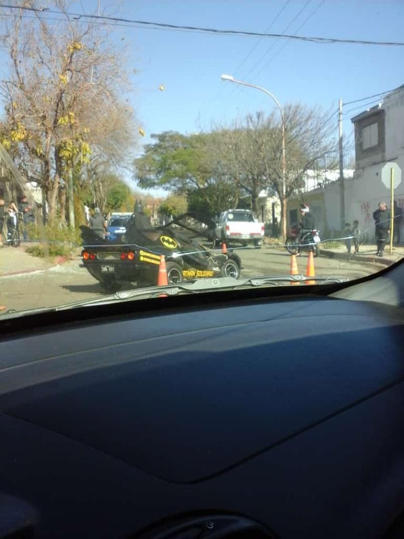 El “Batman Solidario” de Córdoba chocó contra un taxi.