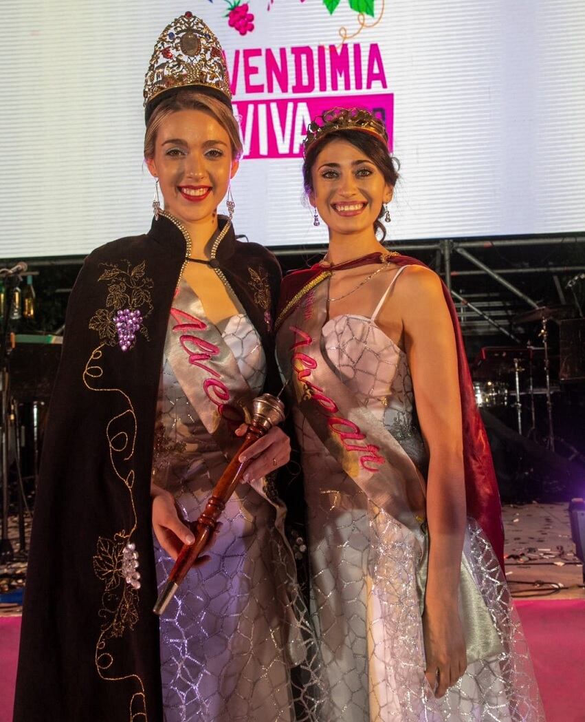 Luisina y Agostina, tras ser coronadas ante su querido General Alvear. | Foto: Municipalidad de Alvear