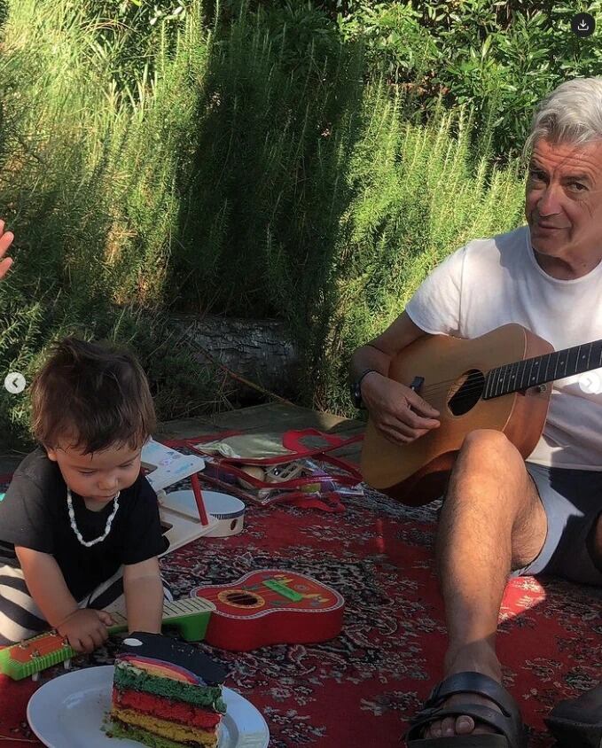 Tao cumplió un año de vida y se lo festejaron en la playa con una torta fabulosa.