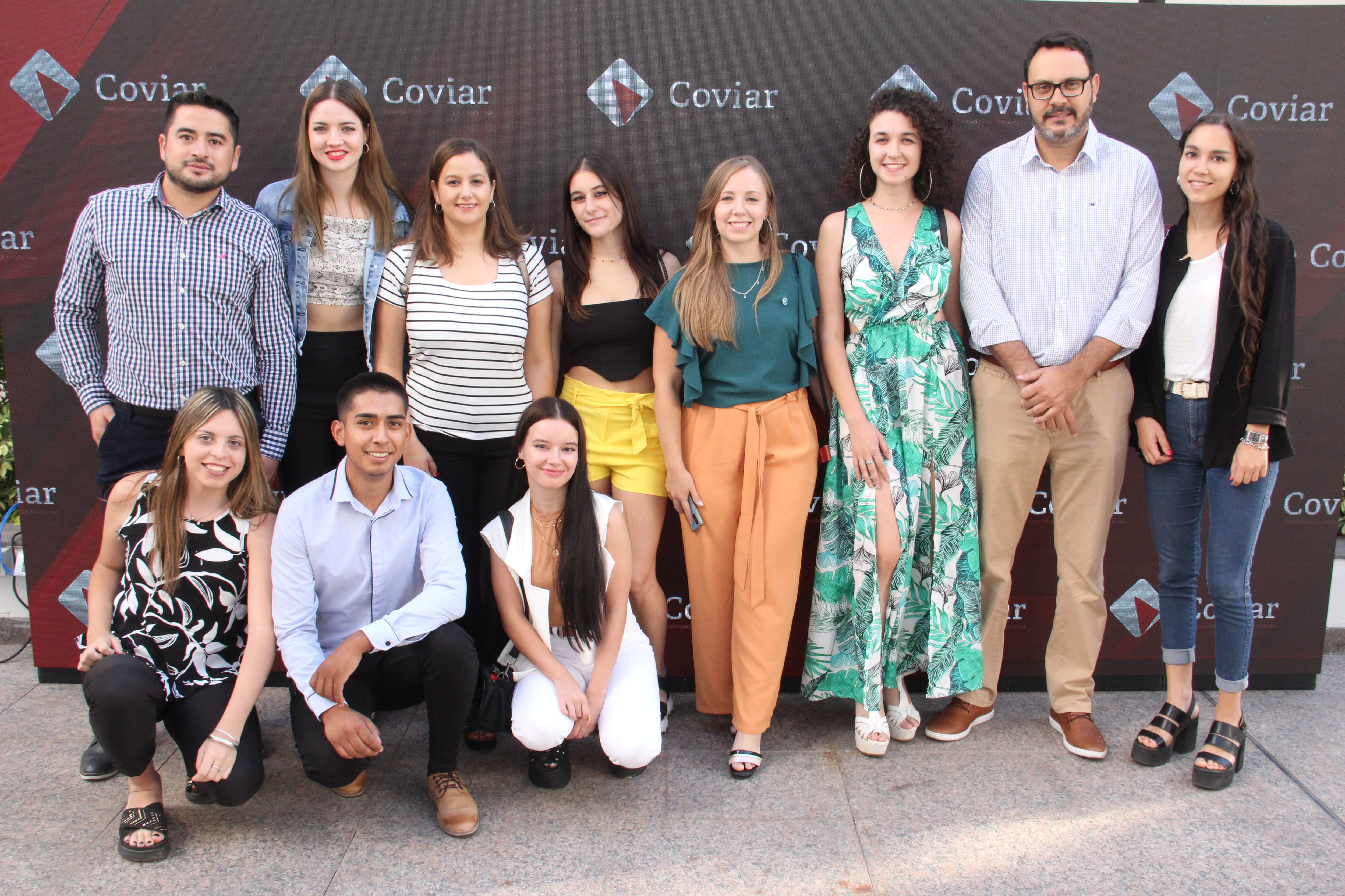 Matías Manzanares, gerente de la Asociación de Viñateros de Mendoza, junto a jóvenes.