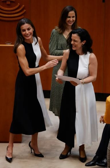 Reina Letizia e Inmaculada Vivas con el mismo vestido