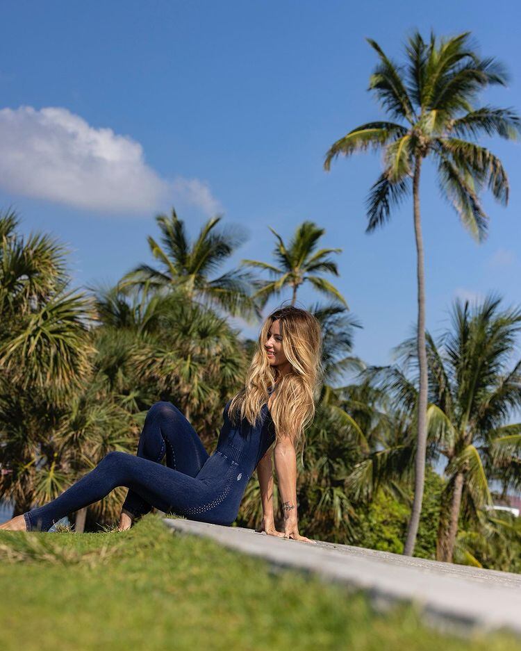 La modelo enamoró a sus fans con un cat suit azul