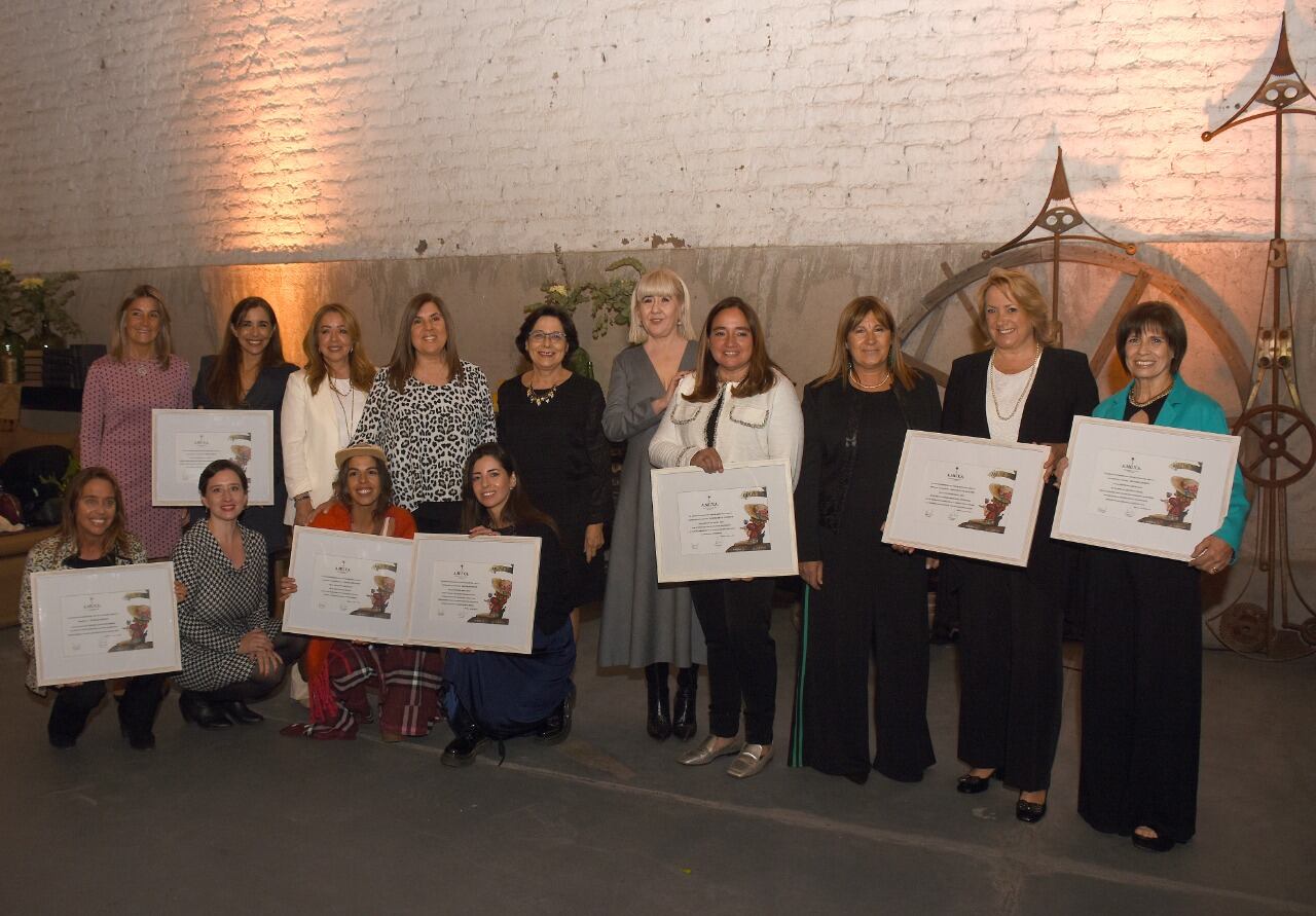 Comisión Directiva y Mujeres Destacadas: Claudia Yanzón, Nadia Harón, Adriana Martínez, Ana Gaibazzi, Cristina Pandolfi, Fátima Villagra, Alejandra Gil Posleman, Nancy López, Cecilia Buj y Graciela Daniele. Sentadas: Dolores González Bombal, Vanina Manini, Federica Del Olmo y Magdalena Pesce. PH Eduardo Dolengiewich.                         