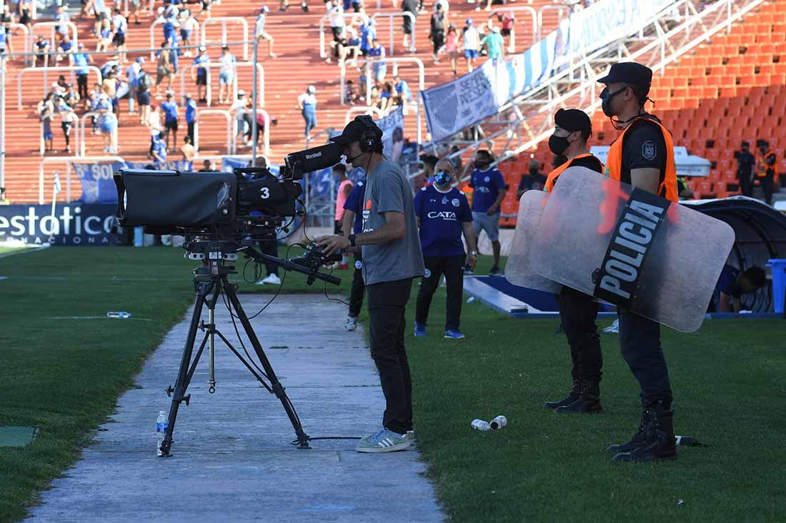 El camarógrafo de la televisación oficial del partido y policias, atentos a las jugadas del encuentro.
Foto: José Gutierrez.