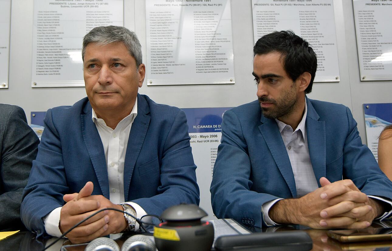 El titular de la Obra Social de los Empleados Públicos ( OSEP ), Carlos Funes junto al Ministro de Hacienda y Finanzas Victor Fayad esta mañana en el Anexo de la Legislatura Provincial, Cámara de Diputados
Foto: Orlando Pelichotti