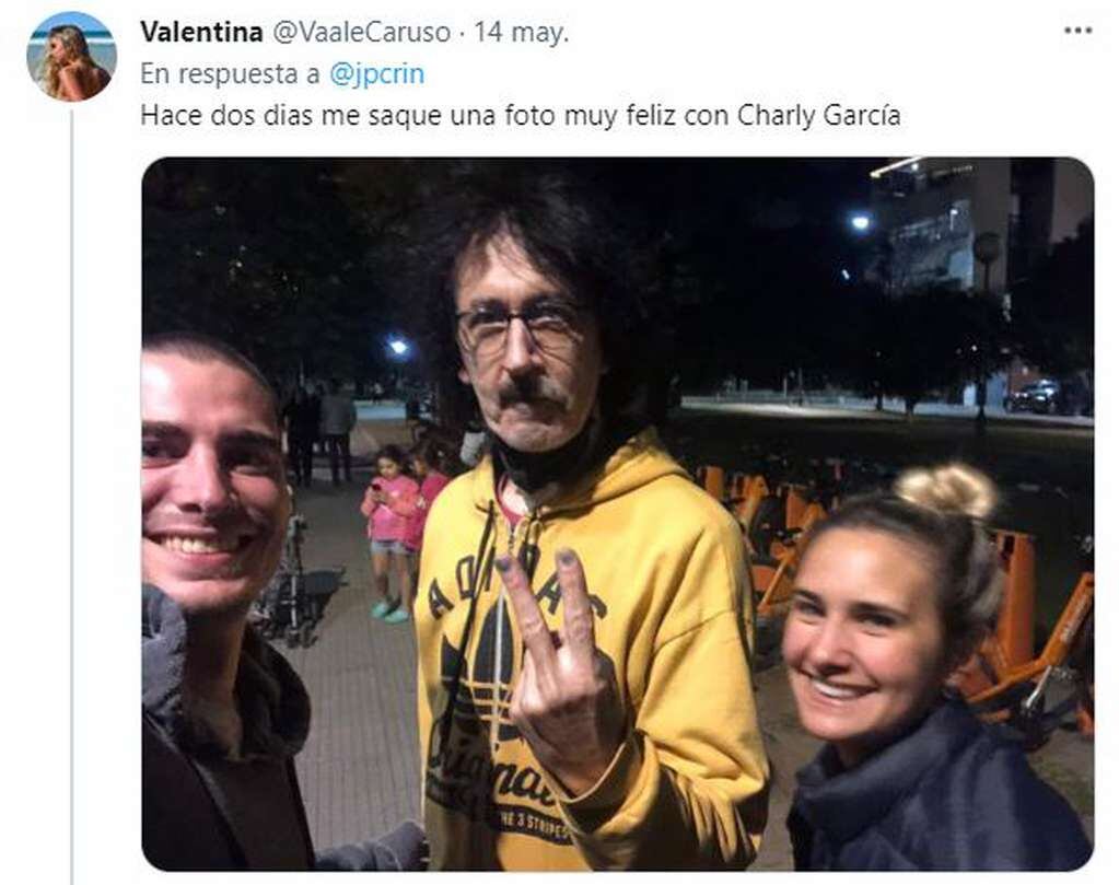 El doble de Charly García posando junto a dos fanáticos del artista.