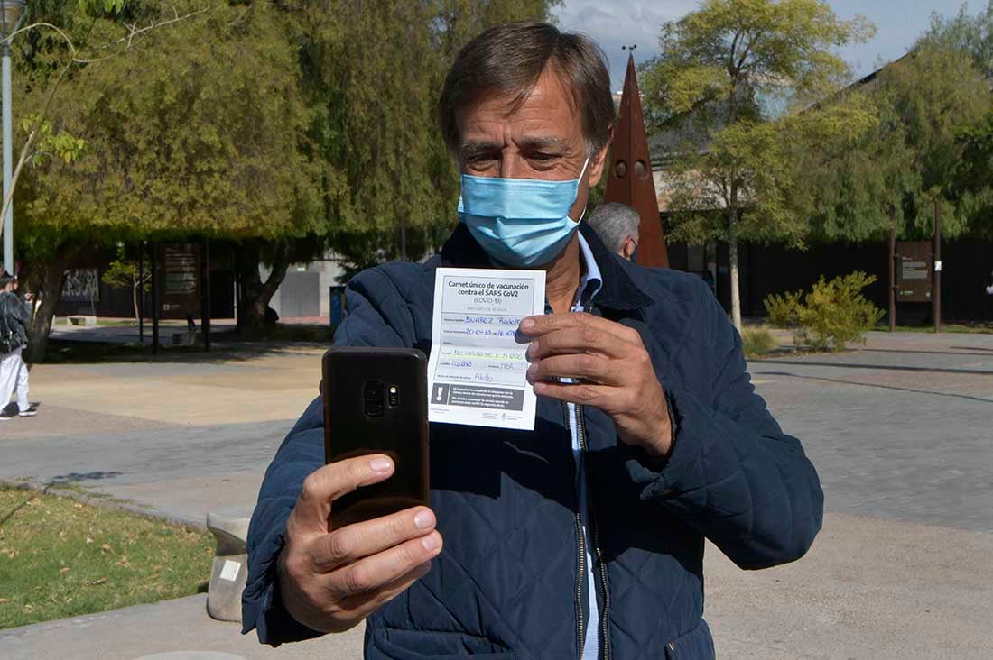 El Gobernador de Mendoza Rodolfo Suarez se vacunó  contra el Covid 19, en el vacunatorio de campaña de la Nave Central.