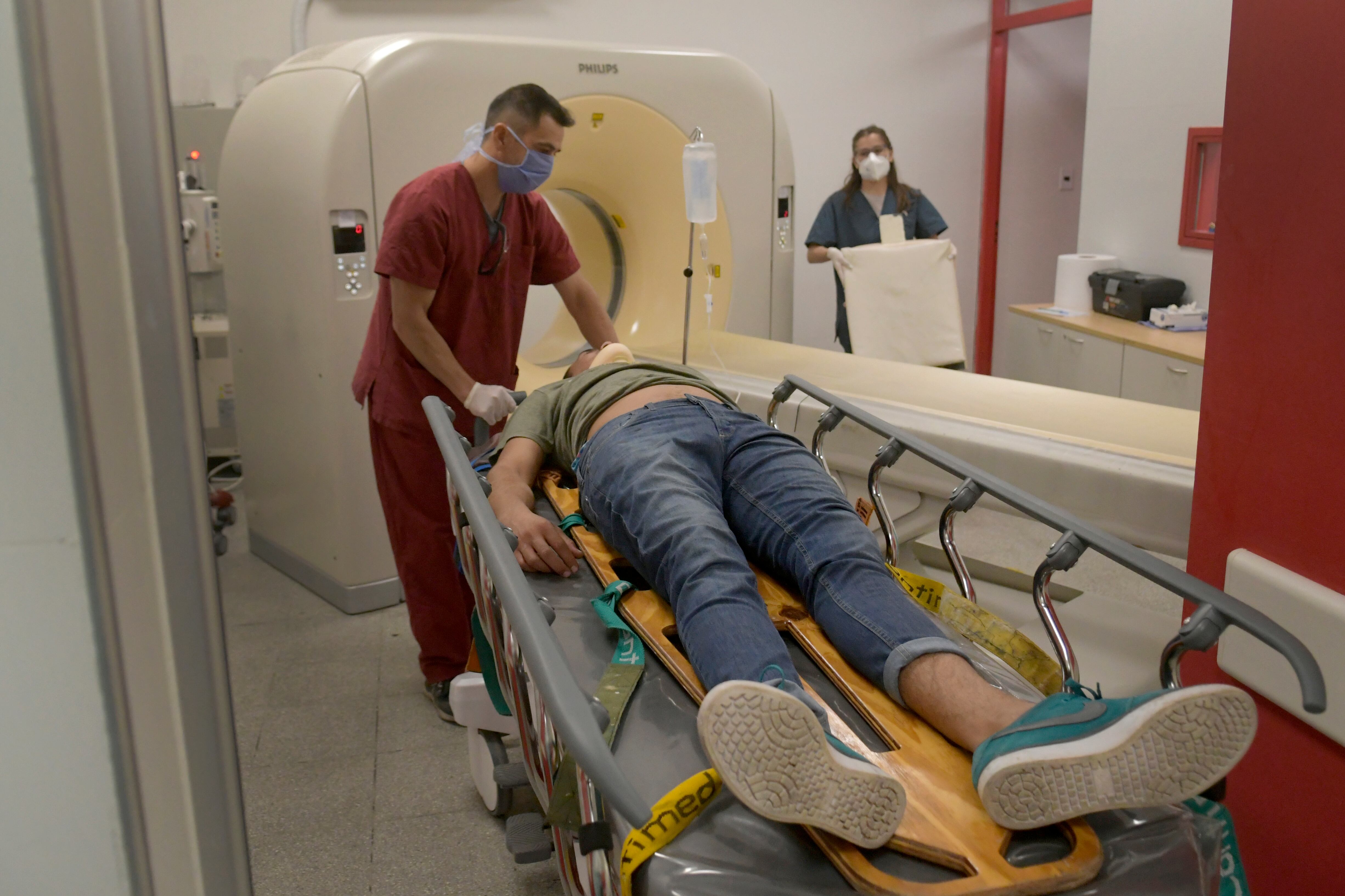 Enfermeros la sala de tomografía del Hospital Central en el primer día del año nuevo en tiempos de pandemia. Foto: Orlando Pelichotti / Los Andes