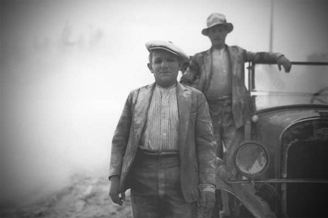 El 10 de abril de 1932, a partir de las 13, comienzan a observarse en la cadena del Descabezado los signos inequívocos de erupción volcánica. A las 17 de ese día la ceniza cubre las calles sanrafaelinas y la temperatura se reduce considerablemente. Todas las actividades en el sur provincial se vieron afectadas.