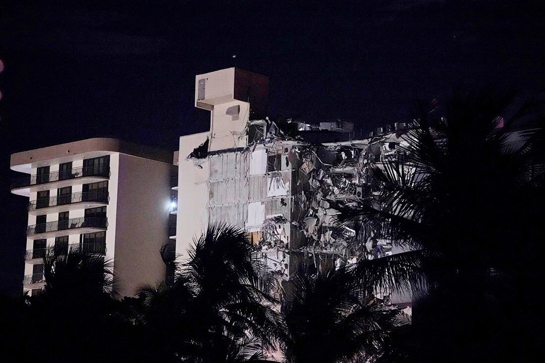 El derrumbe ocurrió durante la madrugada en el condominio Champlain Towers.