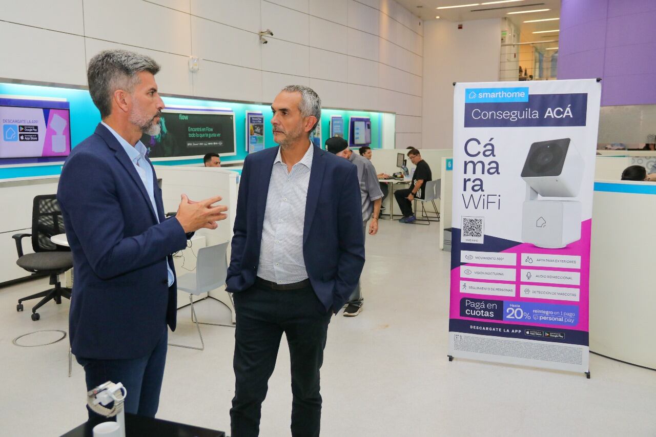 El intendente de Capital, Ulpiano Suárez, visitó el nuevo espacio de Personal y Flow en su tienda convergente en pleno centro de Mendoza. Foto: Telecom