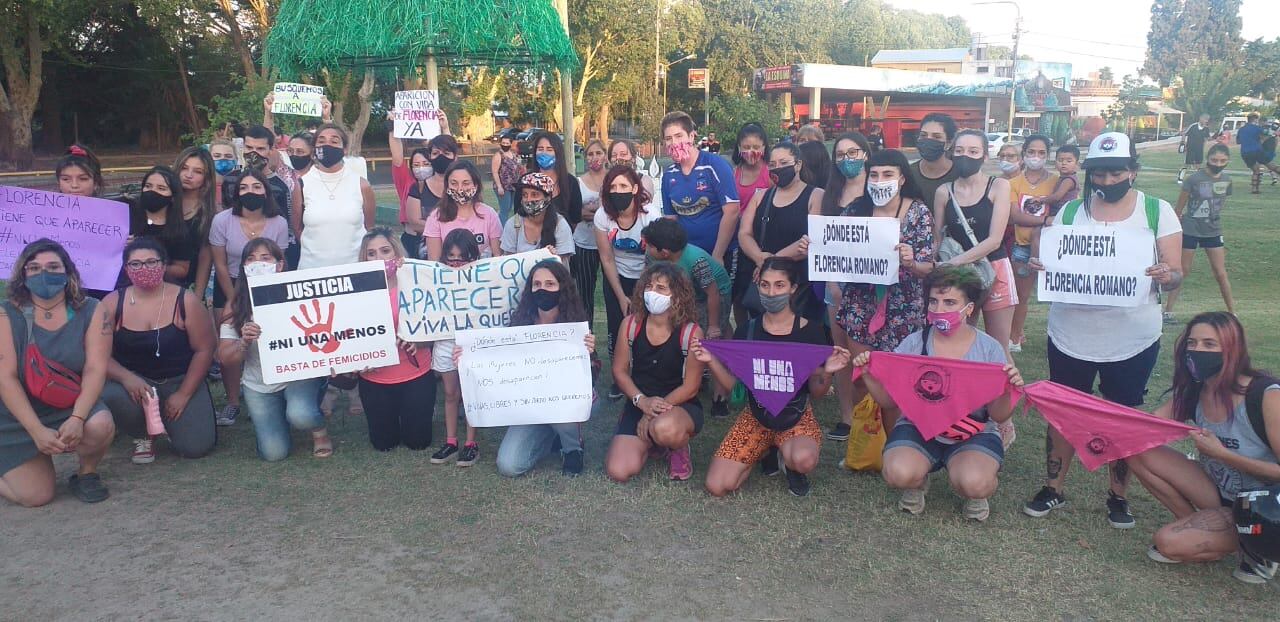 Familiares y vecinos pidieron en Maipú por la aparición con vida de Florencia Romano, la adolescente que es intensamente buscada desde el fin de semana.

Foto gentileza Ni Una Menos Mendoza