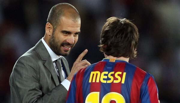 Pep Guardiola, dándole indicaciones a Messi antes de ingresar durante el partido de LaLiga. (Foto: AP)