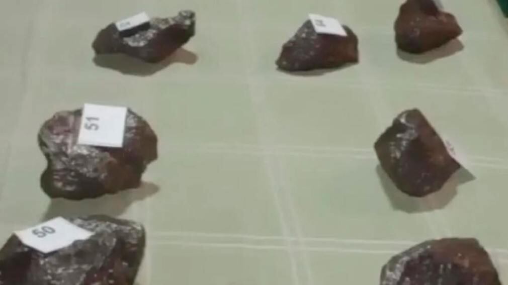 Algunos de los meteoritos que iban a pasar a Chile de contrabando. Gentileza Gendarmería Nacional.