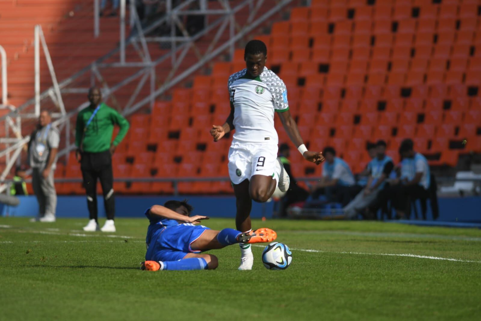 Italia vs. Nigeria, animaron el primer partido de la segunda fecha de la zona D en el estadio Malvinas Argentinas. / José Gutiérrez (Los Andes).